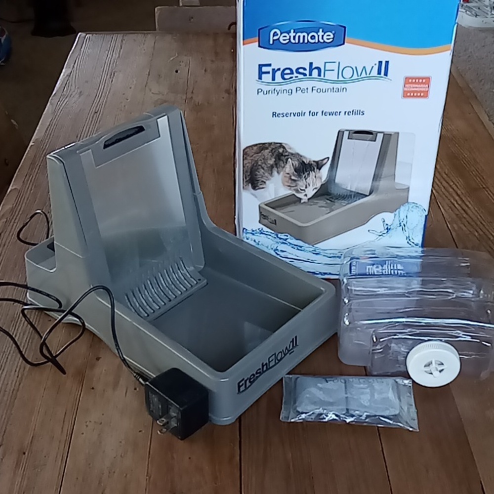 Petmate Fresh Flow II purifying water fountain